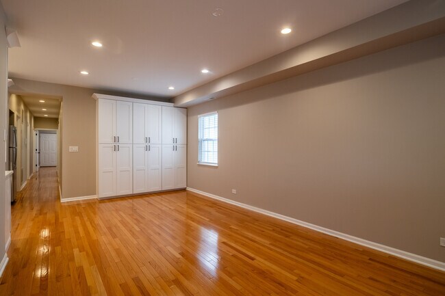 Building Photo - 1063 N Wood St