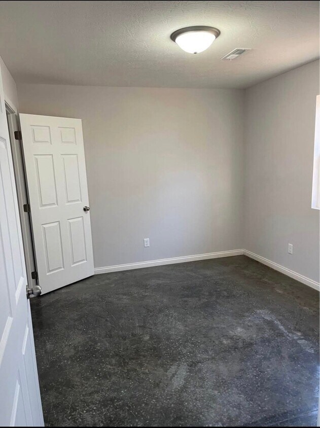 Building Photo - 171 Tracker Ln