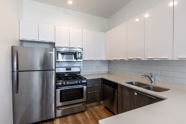 Foto del edificio - Spacious 3 Bed 2 Bath Duplex Up, In unit W/D in Humboldt Park!