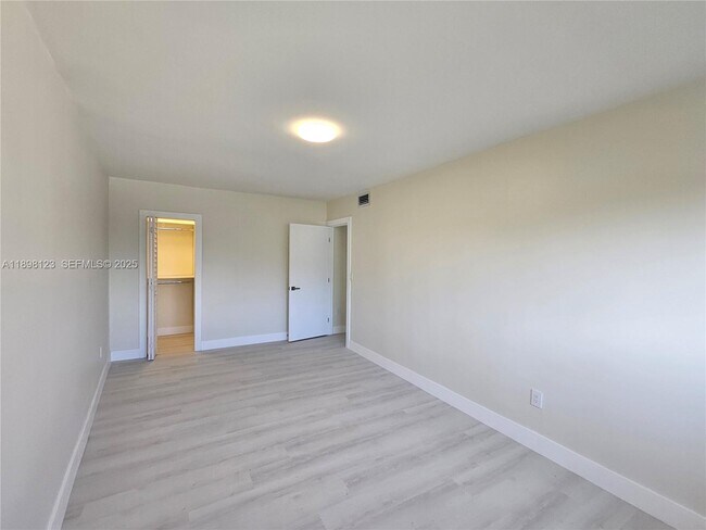 Foto del edificio - 834 Raymond St