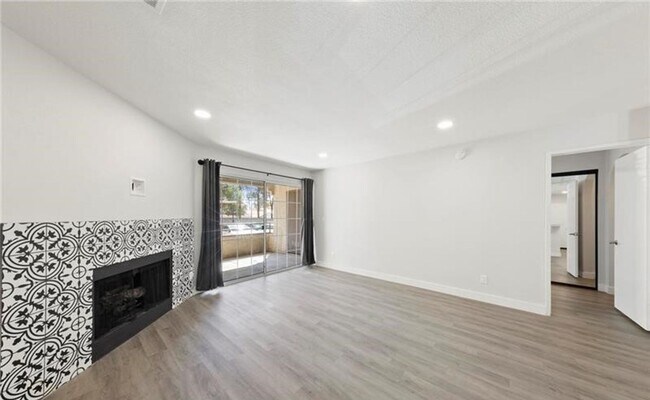 Foto del edificio - Upgraded 2 bedroom condo in guard gated co...