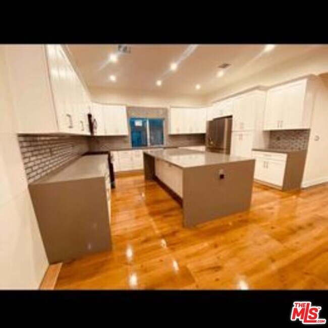 Foto del edificio - 22656 Miranda St