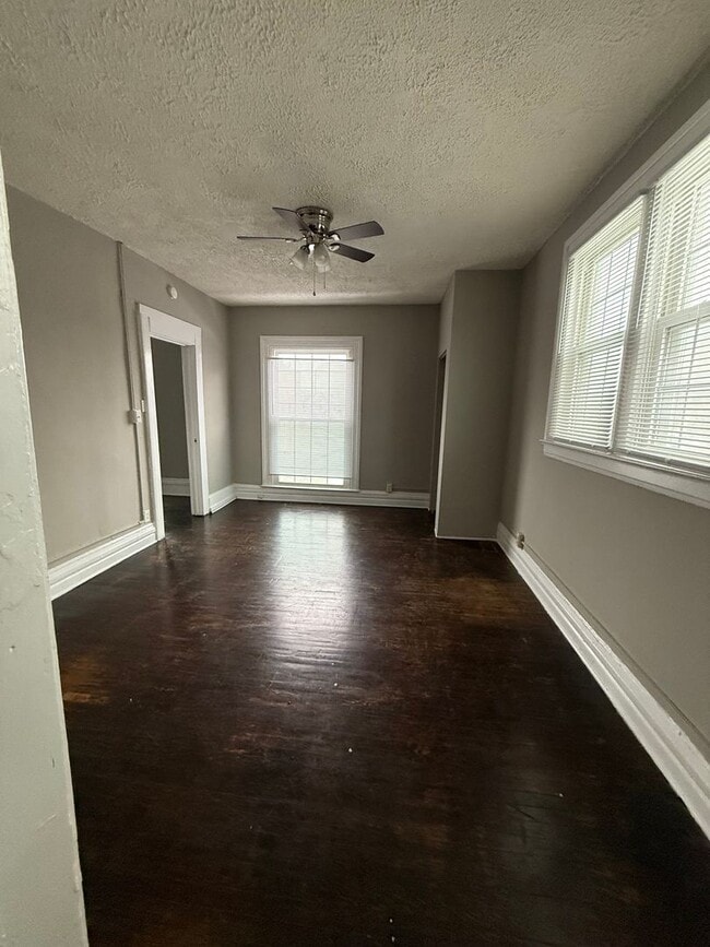 Building Photo - 2 bedroom 1 bath Upstairs Downtown Duplex