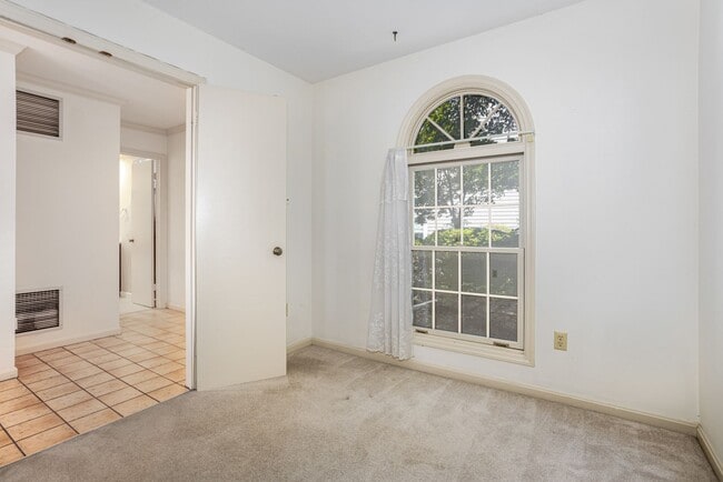 Building Photo - 224 Crescent Dr