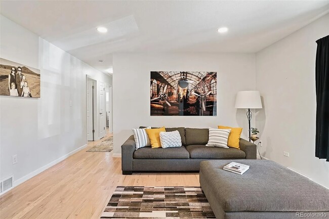 Building Photo - Gorgeous 4 bedroom modern home in Holly Hills