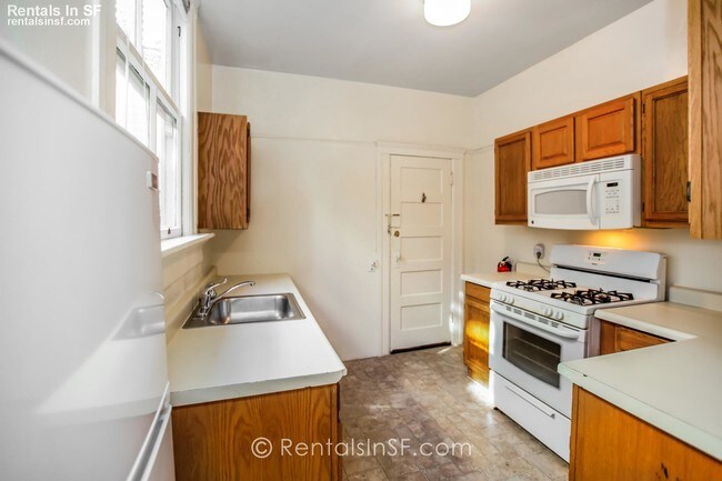 Building Photo - Converted 2 Br apartment in Cole Valley!