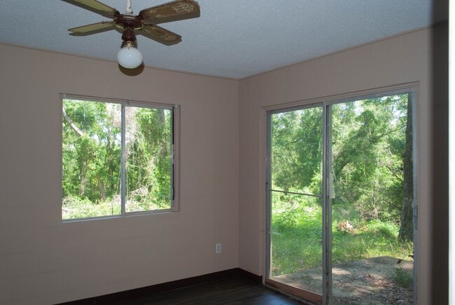 Building Photo - 1 Bed  1 Bath Townhouse For Rent