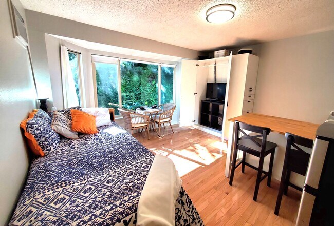 Fully Furnished w/TV - 1150 S 34th St