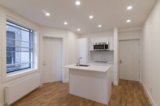 Building Photo - 3495 Av. Van Horne