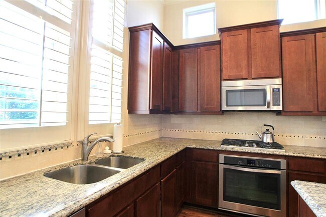 Building Photo - 2045 Fannin Station N