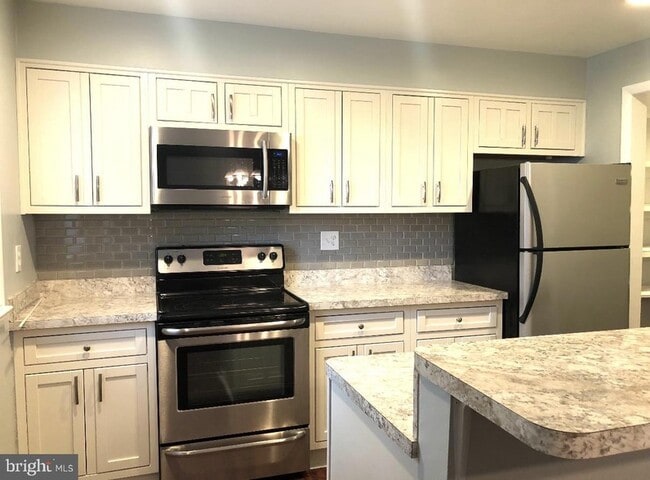 Building Photo - 6526 Beechwood Dr