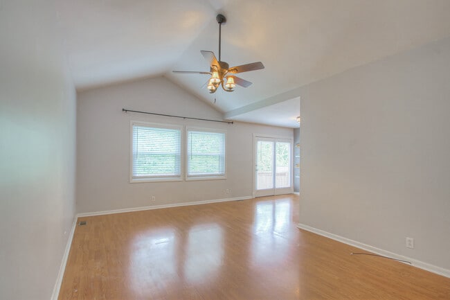 Building Photo - 104 Doral Ct