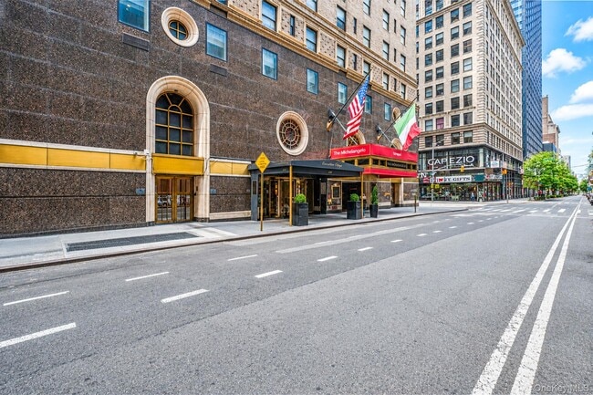 Building Photo - 150 W 51st St
