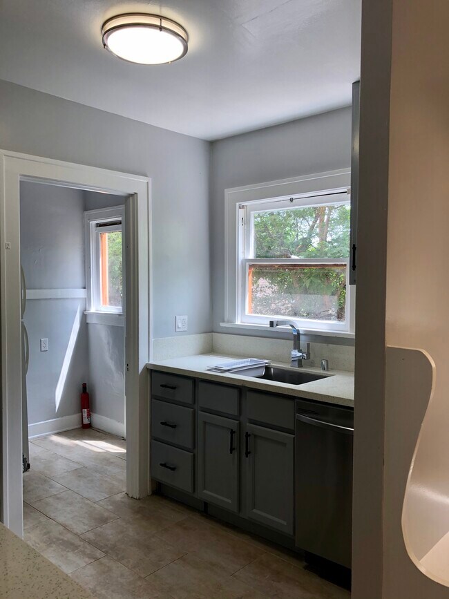 Building Photo - 2550 El Molino Ave