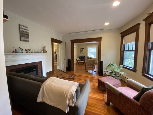 Foto del edificio - 153 Upland Rd