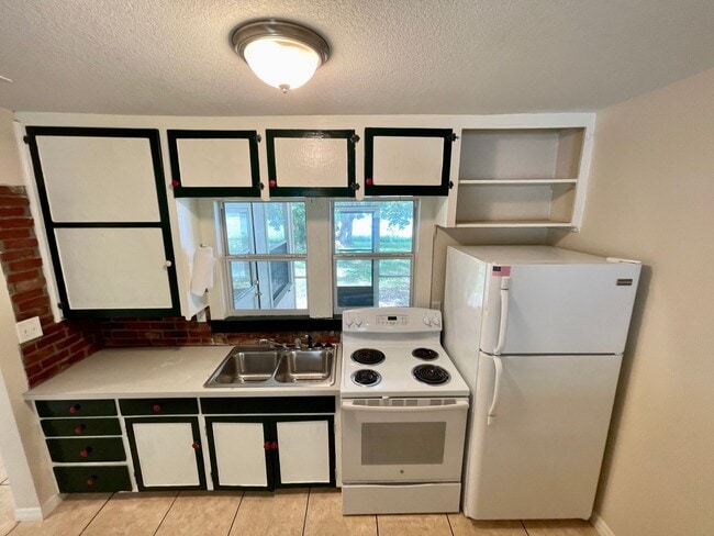 Building Photo - 12504 Forest Hills Dr