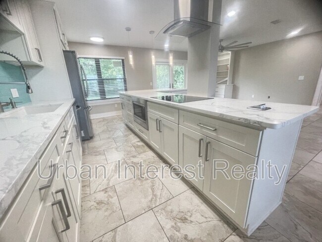 Foto del edificio - 802 E Pine Forest Dr