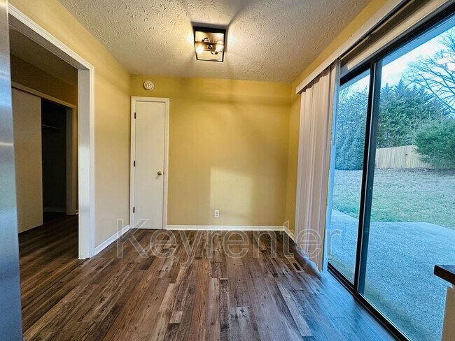 Foto del edificio - 918 W Forest Blvd