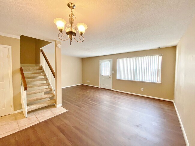 Building Photo - Amazing 2 Bedroom Townhome in Washington S...