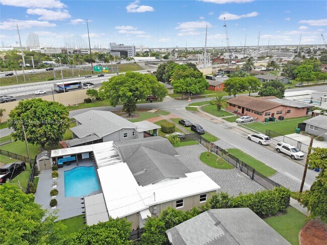 Foto del edificio - 801 NW 172nd Terrace