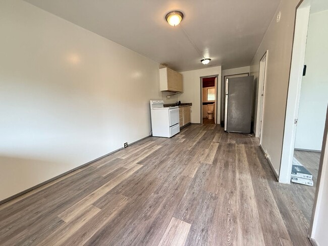 Building Photo - Remodeled 2 Bedroom Duplex Home