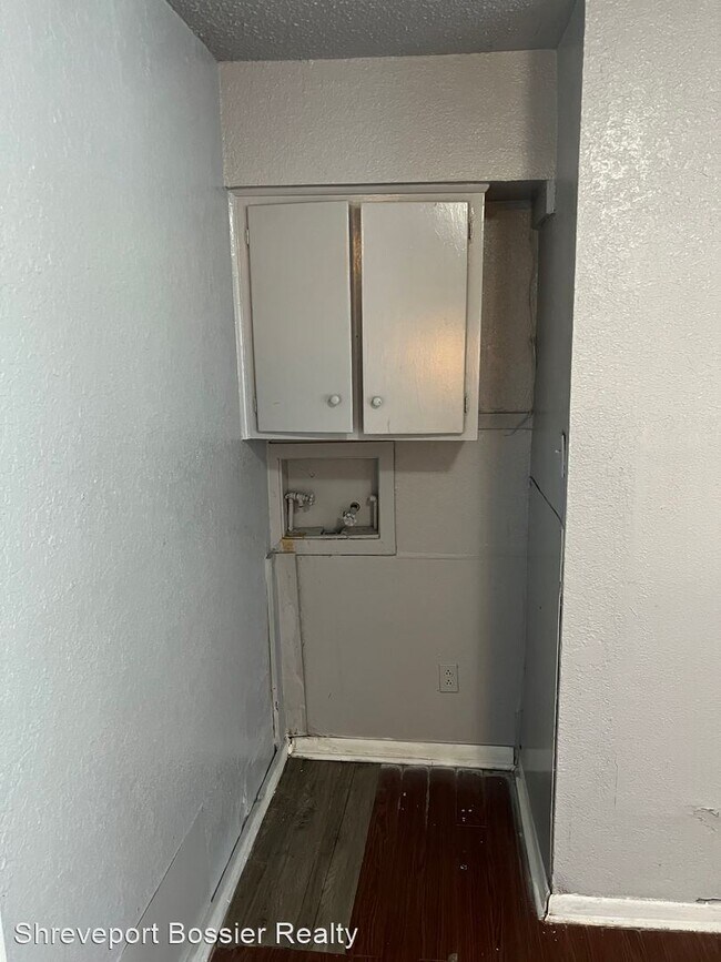 Building Photo - 3 br, 1 bath House - 749 Navaho Trail