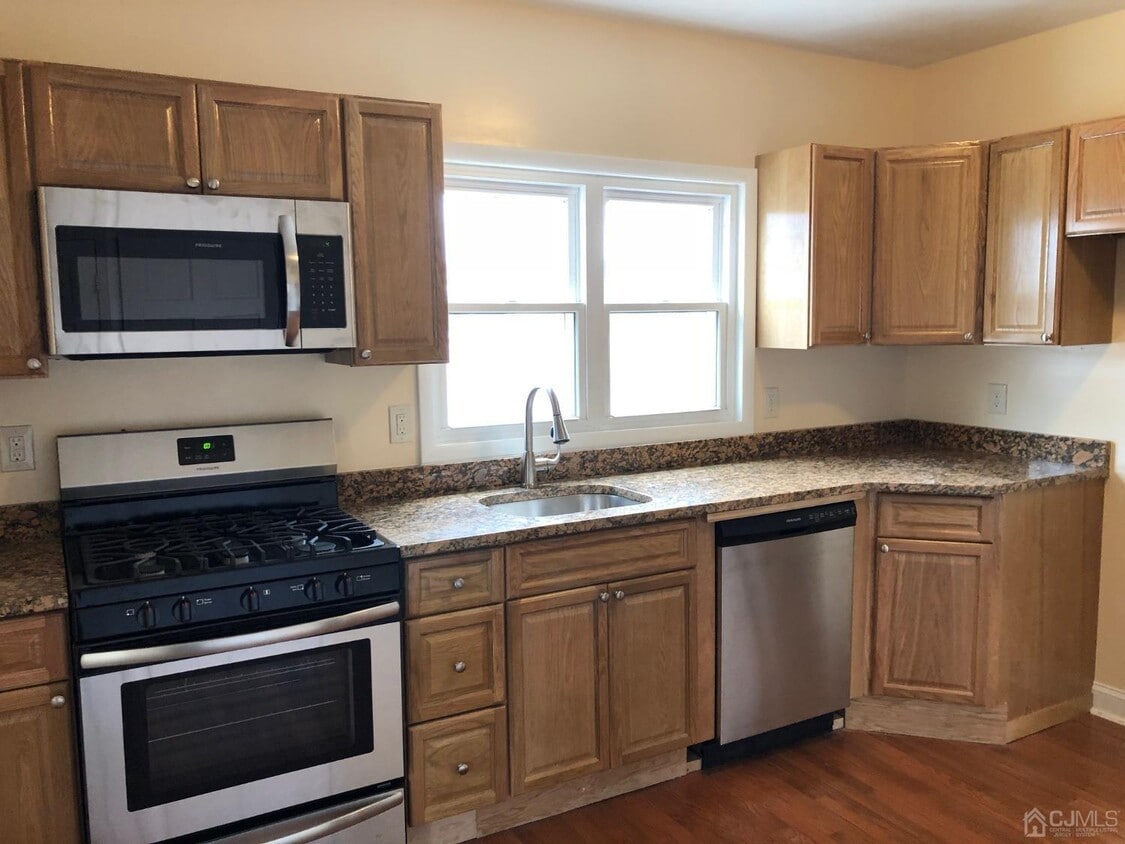 77 Sandford St Unit 3, New Brunswick, NJ 08901 Room for Rent in New