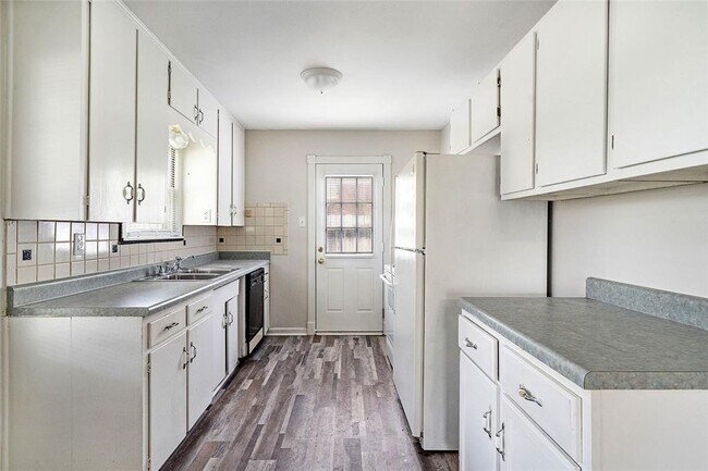 Foto del edificio - 3001 Rust Ave