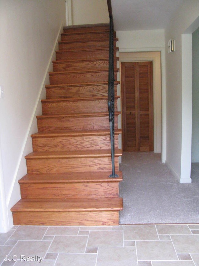 Building Photo - 4 br, 2.5 bath House - 11 Lois Lane
