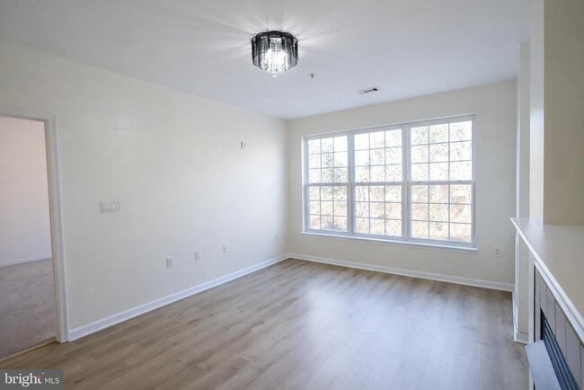 Foto del edificio - 400 Symphony Cir