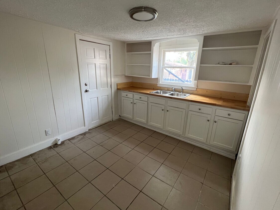 Foto del edificio - 1 bedroom 1 bathroom bungalow for rent