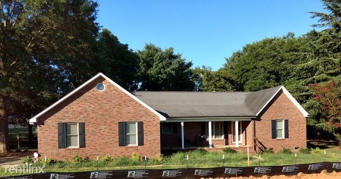 Primary Photo - 3 br, 2.5 bath House - 4480 S NC 16 Hwy