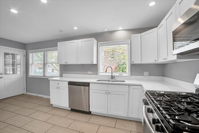 Foto del edificio - 471 Forest Preserve Dr