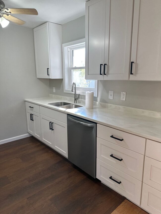 Building Photo - 4 bedroom house located in East Grand Fork...