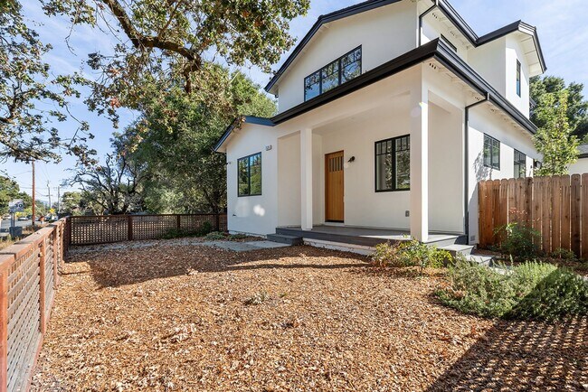 Foto del edificio - Luxury Home– Central Sebastopol – Close to everything – Best in Class