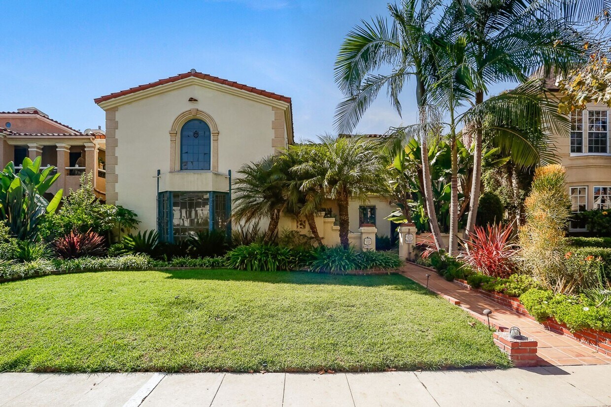 Foto principal - 471 S Bedford Dr