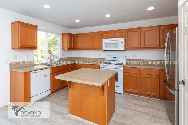 Foto del edificio - ***SOLAR***GATED ACCESS***2 CAR GARAGE***P...