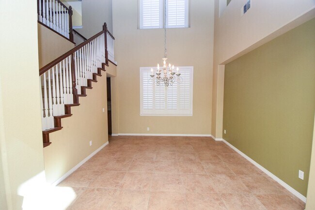 Building Photo - 4Bed/3.5Bath Home in Moorpark
