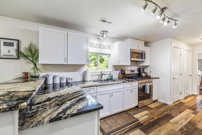 Building Photo - 924 6th St