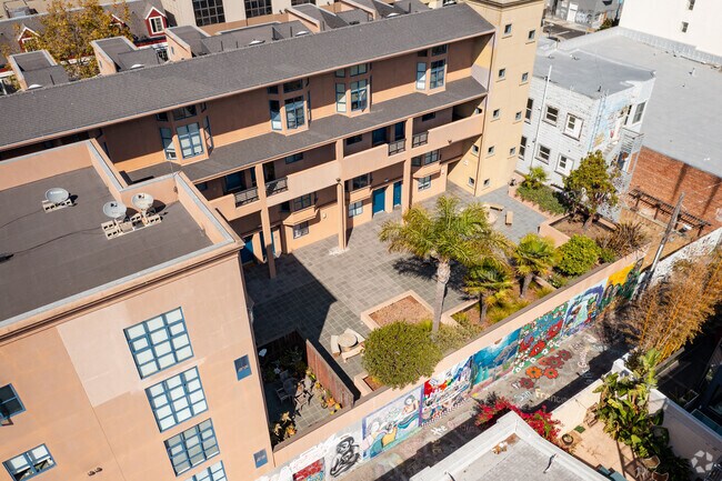 Courtyard - 601-621 Valencia St