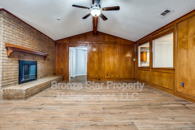 Foto del edificio - 1414 Woodcreek Dr