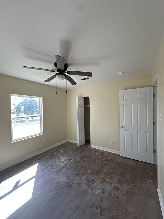 Foto del edificio - 5 bedroom Available 2 Bathroom home