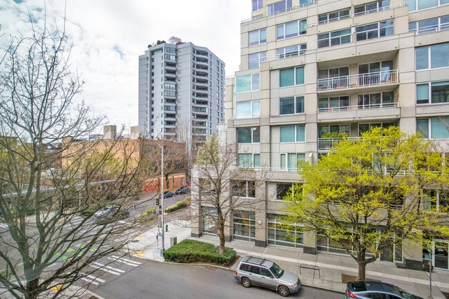 Building Photo - 210 Wall St