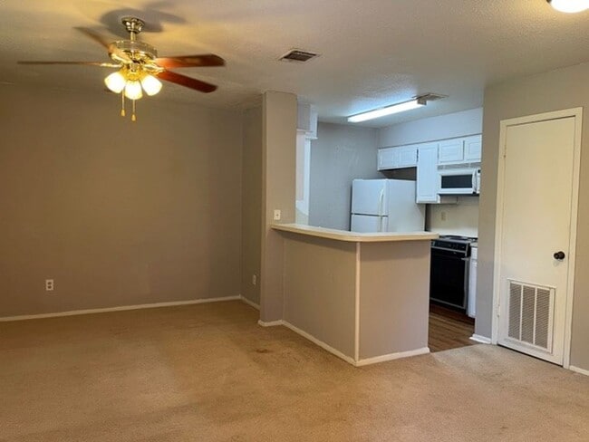 Building Photo - Spacious and bright 2 story condo!
