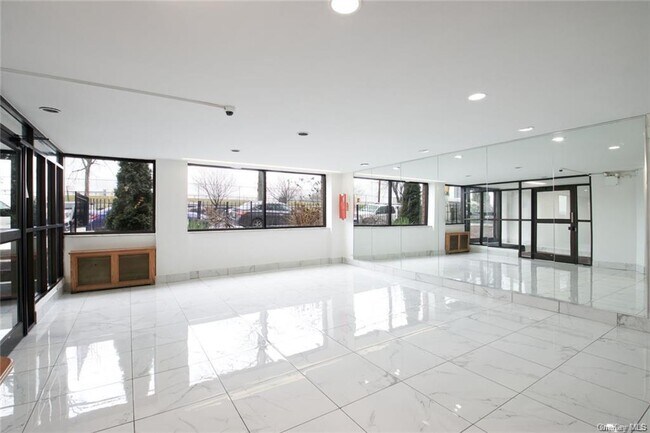 Building Photo - 3065 Sedgwick Ave