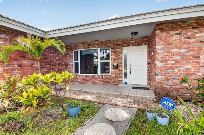 Building Photo - "Spacious & Renovated 4-Bed Oasis with Pool in Boca Raton - 2136 Sq Ft of Elegance!"