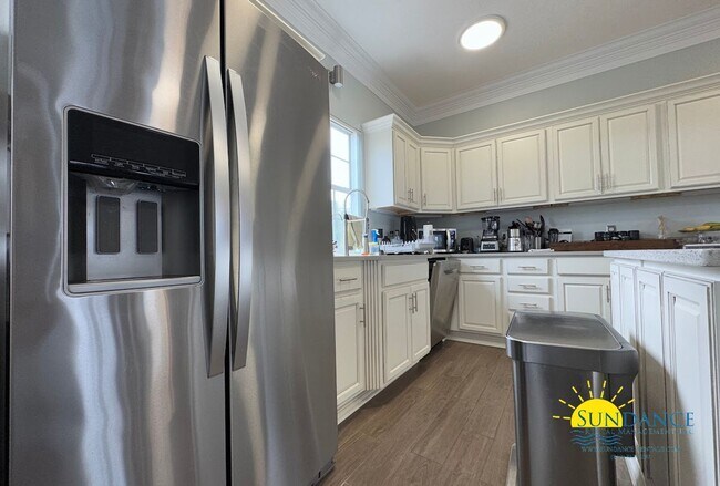 Foto del edificio - Updated Waterfront Townhome with Incredible Features and Boat & Jet Ski Lifts!