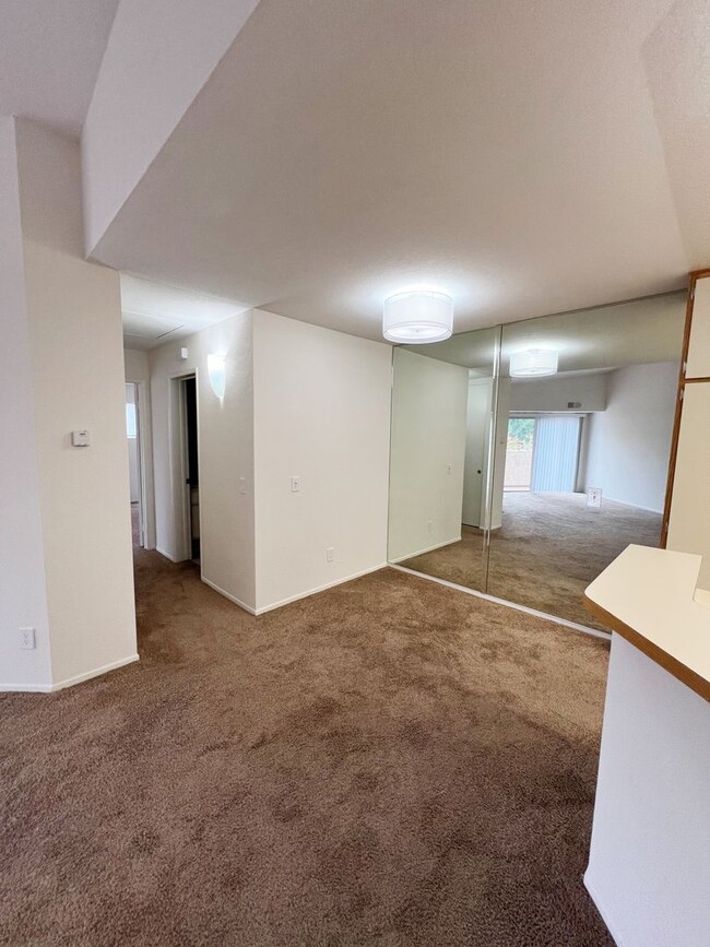 Building Photo - 2 Bed/2 Bath Third Level Condo at City Scene!