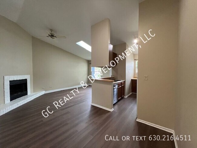 Building Photo - ***ISLAND LAKE / RANCH TOWNHOME / 2 BDRM -...