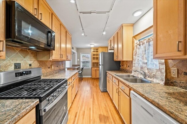 Building Photo - 1073 Ivy Rd